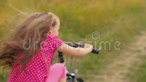 穿红色西装骑自行车的小女孩视频的预览图