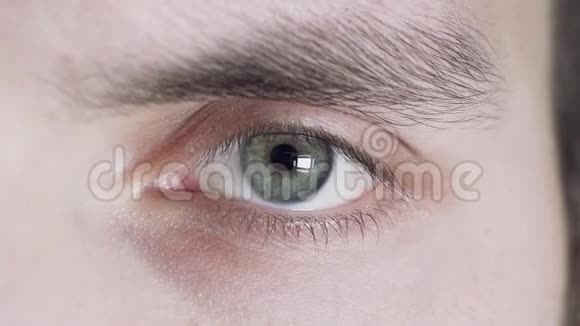 男性灰色眼睛的特写人眨眼瞳孔扩大缩小视频的预览图