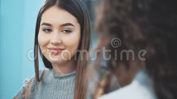 年轻可爱的好女孩朋友在咖啡馆里认识的美丽的少女微笑着享受坐在一起的时光视频的预览图