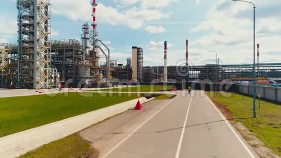 巨大的天然气炼油厂大楼与塔在夏季空中视频的预览图