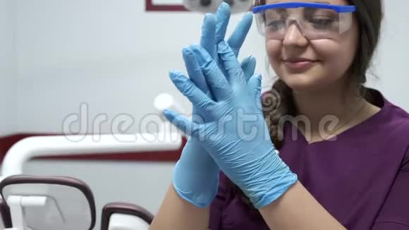 牙科保健员戴上手套视频的预览图