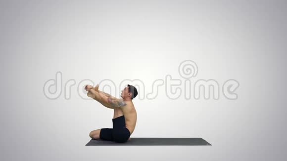 男瑜伽老师在赫伦姿势强烈的腿筋伸展灵活性良好的概念梯度背景视频的预览图
