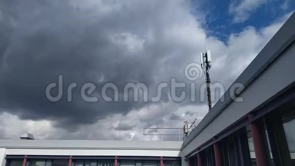 云在现代建筑屋顶上飞舞移动的细胞瞬变时间推移视频的预览图