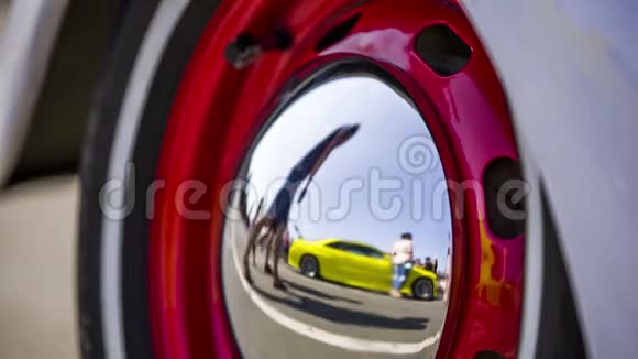 在汽车的镜子里车轮反射着一群人视频的预览图
