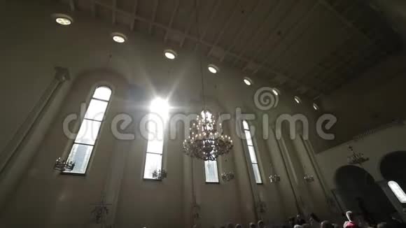 阳光透过教堂的窗户视频的预览图