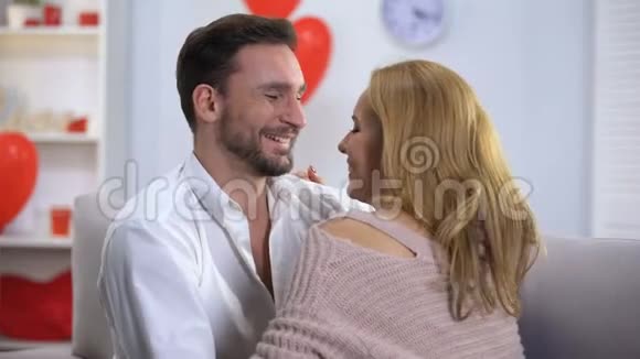 男朋友和女朋友拥抱男人温柔地亲吻女人的鼻子甜蜜的关系视频的预览图