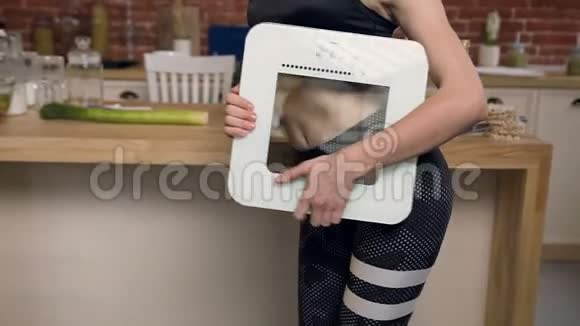 可爱的女人手里拿着鳞片在相机上占有视频的预览图