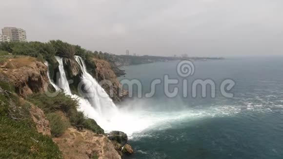 全景式的自然观美丽的瀑布在岩石和平静的海洋视频的预览图