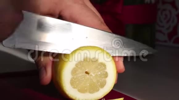 那个人切了柠檬环把刀放在一边柠檬新鲜多汁近距离射击可见肉质柠檬果肉流动汁液视频的预览图