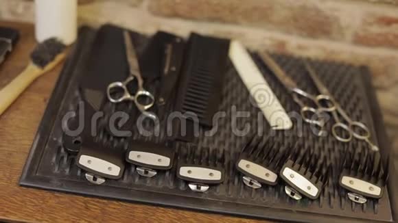 铺有设备工具和泡沫理发店剪刀书桌上的梳子视频的预览图