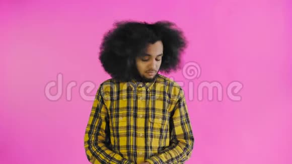 非洲裔美国人在紫色背景下的手机上收到了一条新消息情感概念视频的预览图