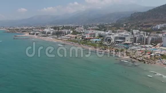 海滩和蓝海的空中全景希腊克里特岛人们游泳享受生活和暑假视频的预览图