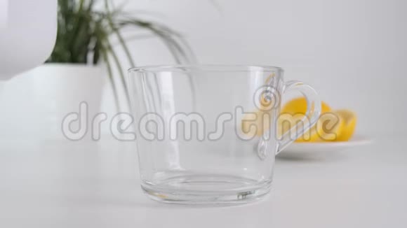 把热茶倒在玻璃杯上白色茶壶慢动作视频的预览图