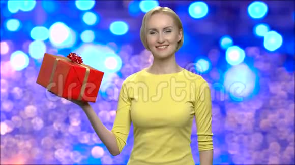 为圣诞节准备礼物的女人视频的预览图