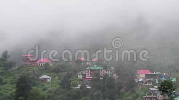 森林山脉上空的太阳和天空时间推移视频的预览图