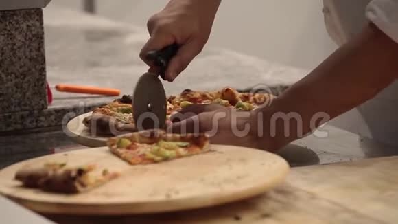 切披萨的厨师视频的预览图