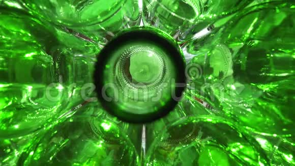 多莉变焦空的绿色啤酒瓶白色背景的顶部视图视频的预览图