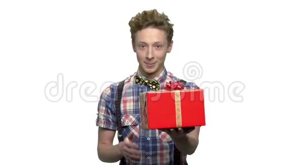 时尚少年拿着礼品盒视频的预览图
