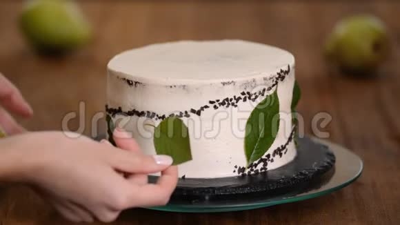 女孩糖果装饰巧克力蛋糕自制糕点烹饪糕点的概念视频的预览图