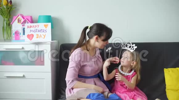 在母亲节那天女孩和她妈妈在胡闹视频的预览图