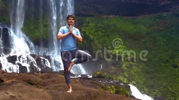 在瀑布的胸前一个人在腿上摆姿势视频的预览图