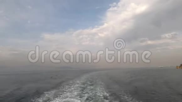 船上的摄像机拍摄了一片美丽的水域和一个有白色码头的岛屿视频的预览图