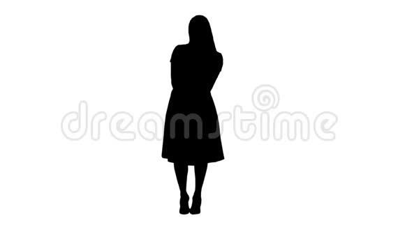 剪影时尚的肖像年轻漂亮的女模特穿着粉红色的连衣裙视频的预览图
