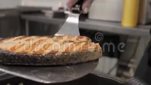 在餐馆的电烤架上煮鲑鱼视频的预览图