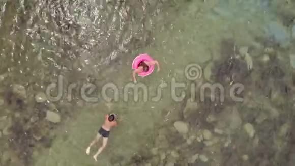 两个少年在碧海中环泳空中射击视频的预览图