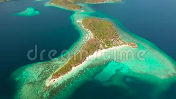 迪泰亚岛上的白色沙滩岛上的船和游客视频的预览图
