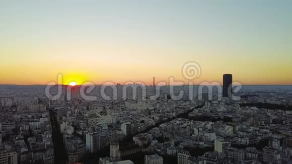 空中无人机拍摄的巴黎日落景色背景是埃菲尔铁塔和观光山视频的预览图