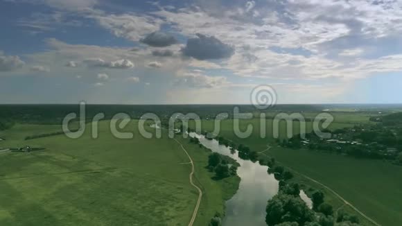 俄罗斯茨维尼戈罗德附近莫斯克瓦河在一个部分多云的夏天的图片鸟瞰视频的预览图