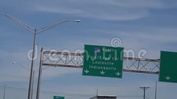公路上的路易斯维尔和印第安纳波利斯方向标志视频的预览图