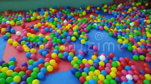 儿童娱乐中心五颜六色的球视频的预览图