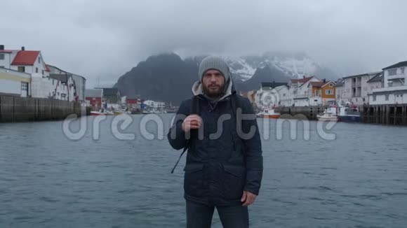 挪威码头的严肃人物特写背景船视频的预览图