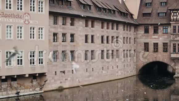 纽伦堡2019年11月30日纽伦堡Pegnitz河上修道院圣灵的实时中等镜头视频的预览图