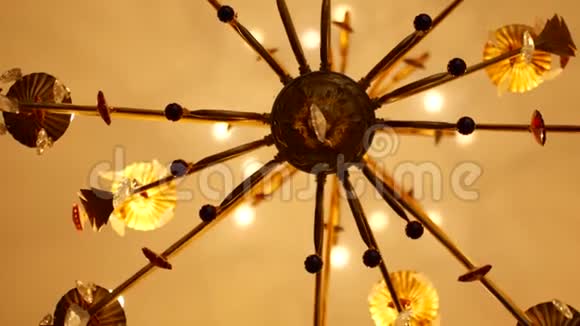 巴黎咖啡馆里漂亮的旧吊灯天花板上的吊灯视频的预览图