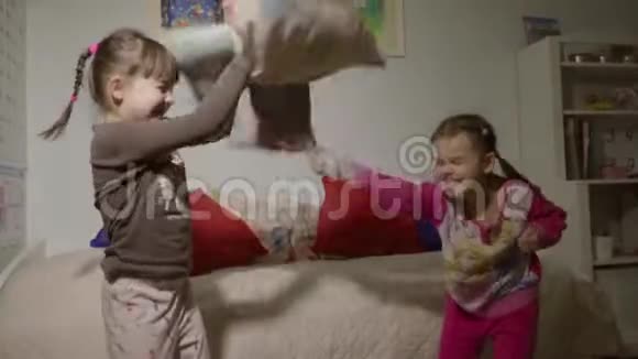 快乐的孩子用枕头打架视频的预览图