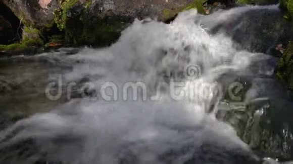 崎岖的山溪晶莹剔透的水从高山冰川中流淌视频的预览图
