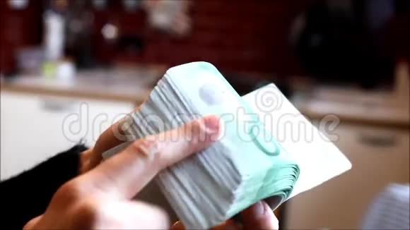 女人手里拿着一大堆百欧元钞票视频的预览图