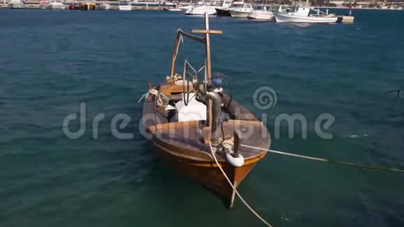 码头上的小型老式渔船视频的预览图