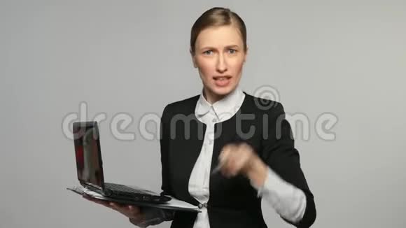 手拿手提电脑的商人斥责雇员视频的预览图