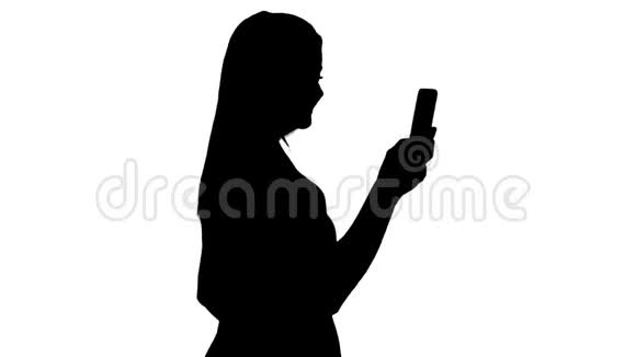 在智能手机中选择在线内容的幸福女人视频的预览图