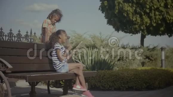 两个可爱的小女孩用手机联网视频的预览图