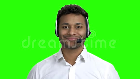 微笑呼叫中心操作员在绿色屏幕上视频的预览图