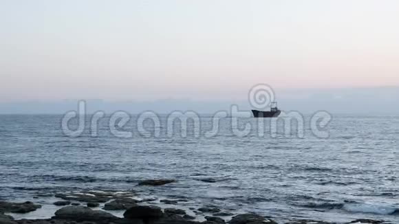 旧生锈的船搁浅在海上海景的美丽景色海与老船搁浅雨天美丽的海景大船视频的预览图
