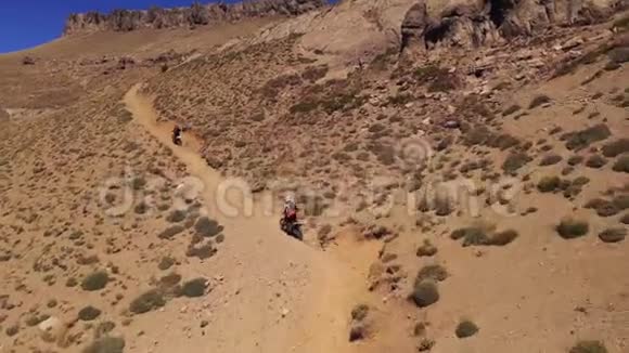 巴塔哥尼亚山脉的Enduro摩托车视频的预览图