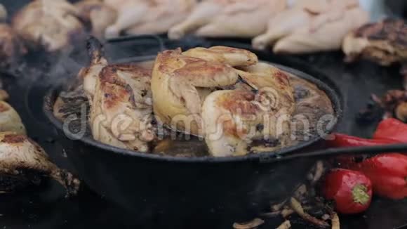 烧烤炉用热油煮或炸鸡视频的预览图