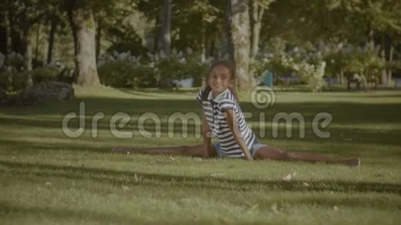 可爱的小女孩伸腿做劈叉动作视频的预览图