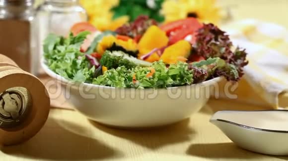 蔬菜沙拉和奶油沙拉视频的预览图